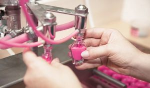 Как устроено современное производство гель лаков: этапы и технологии